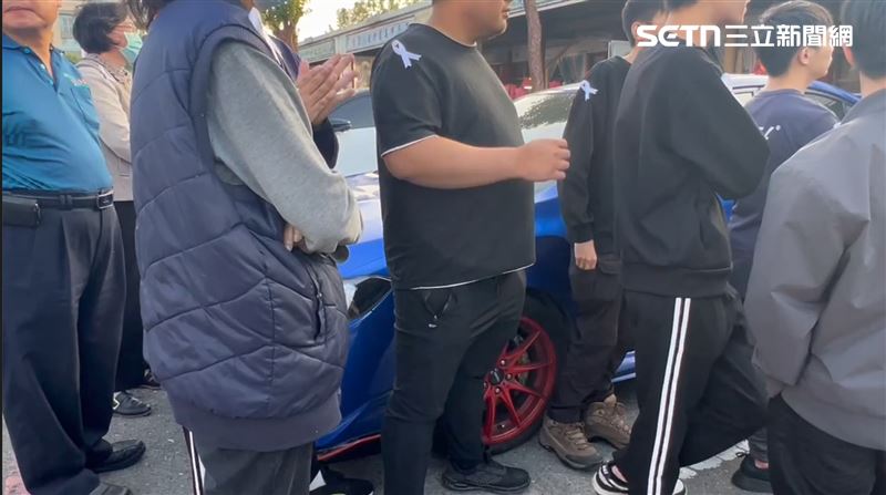 張男（右5）表示，未來會幫忙離世的陳女照顧父母親。（圖／記者林昱孜攝影）