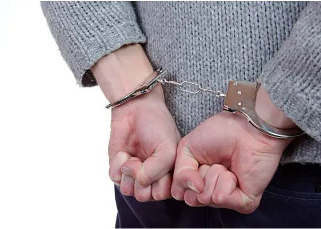 新竹一名女子駕駛「已註銷車牌」上路，並散發酒氣；警方盤查時，竟汙辱員警長相，因此慘被提告。（示意圖／PIXABAY）