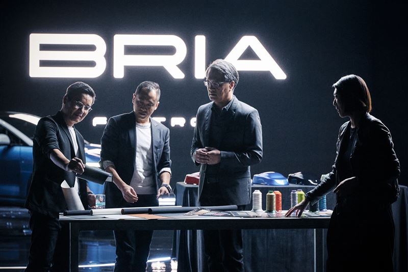 鴻華先進首款電動車 BRIA 今（25）日震撼上市），結合台灣 ICT 優勢與義大利 Pininfarina 設計美學，主打軟體定義汽車平台。全車系三種車型，入門價僅89.9萬元起，實車即刻進駐全台 LUXGEN 展間，本週末正式開賣，搶攻國產電動車市場。（圖／鴻華先進提供）