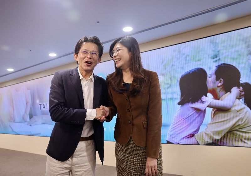 鄭麗文與黃國昌出席搶救少子危機記者會國民黨、民眾黨25日在台北舉行「搶救少子國安危機 TFA 助台灣一臂之力！」記者會，國民黨主席鄭麗文（右）與民眾黨主席黃國昌（左）宣布兩黨共推國民帳戶「台灣未來帳戶」，圖為兩人在記者會結束後握手致意。（圖／中央社）