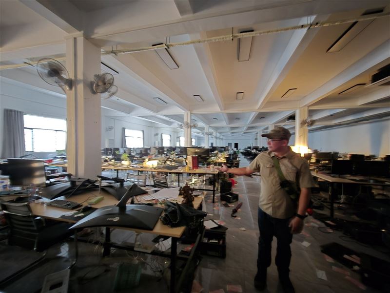 整個電詐園區沒有任何現實世界的貨幣，只有一張面額100的代用券；照片中散落在地上的就是代用券。（圖／翻攝自林秉宥臉書）