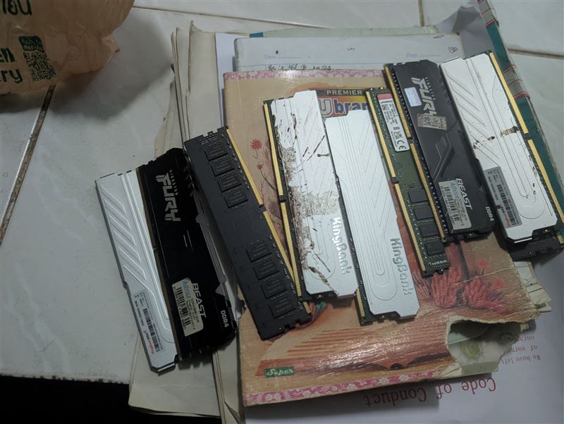 林秉宥發文笑稱，「為了籌措初選登記費，跑到電詐園區撿DDR4的我是否搞錯了什麼？」（圖／翻攝自林秉宥臉書）