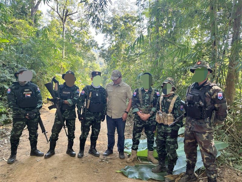 林秉宥跟殲滅該詐騙園區的克倫民族解放軍（KNLA）。（圖／翻攝自林秉宥臉書）