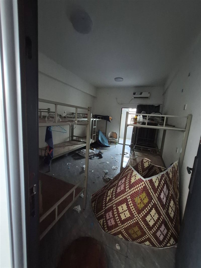 在遠離發達文明的地區，面對嚴苛要求與生命威脅，閱讀各種教案，製作大量筆記。（圖／翻攝自林秉宥臉書）