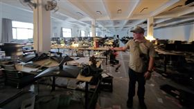 整個電詐園區沒有任何現實世界的貨幣，只有一張面額100的代用券；照片中散落在地上的就是代用券。（圖／翻攝自林秉宥臉書）