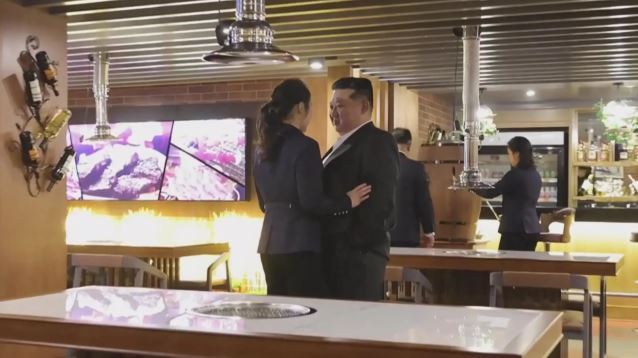 金正恩和女兒金主愛視察三池淵市的一家旅館。在他倆身後的是金正恩妻子李雪主（右一）。（圖／翻攝自北韓中央電視台）