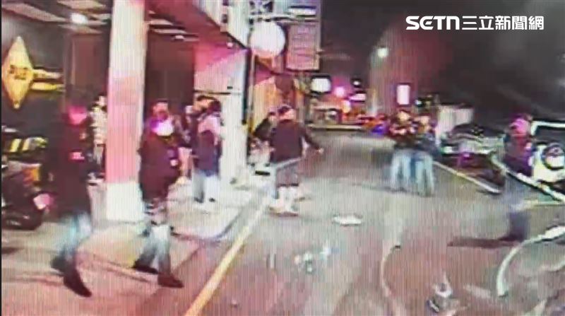台南男替母出氣「雙刀衝酒吧」找表親理論,3人混亂中濺血送醫。(圖/翻攝畫面)