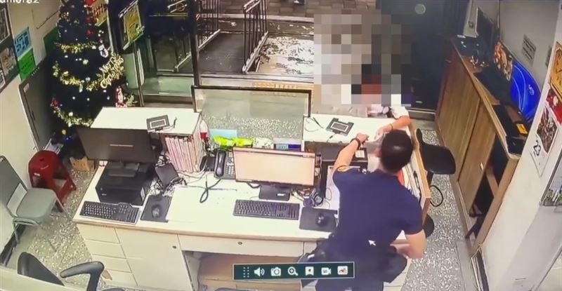 中正第一分局員警收到民眾手寫感謝卡。（圖／翻攝畫面）