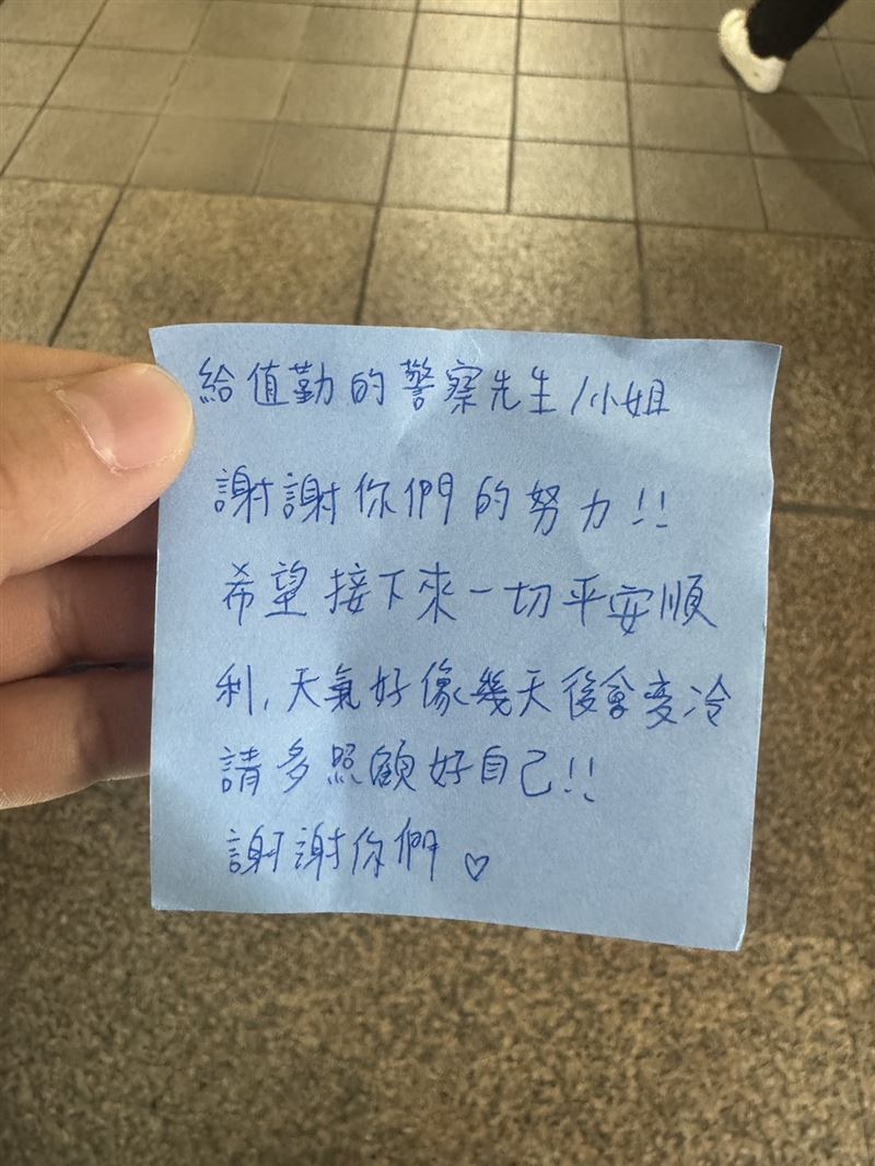 簡單卻溫暖的話語，在寒冷的夜裡，為警察帶來了難以言喻的力量。（圖／翻攝畫面）