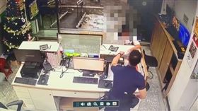 中正第一分局員警收到民眾手寫感謝卡，寒夜裡滿是支持與力量。（圖／翻攝畫面）