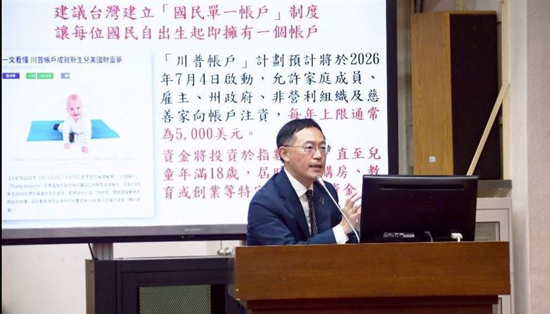 李坤城表示，歡迎藍白拿香跟拜成立「國民帳戶」，但前提是要先通過總預算，否則只是空頭支票（圖／李坤城辦公室提供）