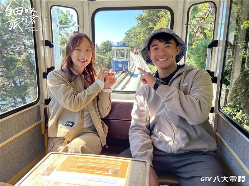 融融（右）與咪蕾（左）搭乘膠囊列車，可愛外型忍不住打卡留念。（圖／八大提供）