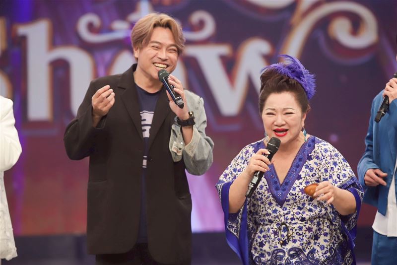 白冰冰送暖卡古。（圖／民視提供）