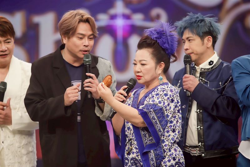 白冰冰（右2）特地點卡古（左2）賣的雞蛋糕外送直達攝影棚。（圖／民視提供）