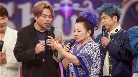 白冰冰（右2）特地點卡古（左2）賣的雞蛋糕外送直達攝影棚。（圖／民視提供）