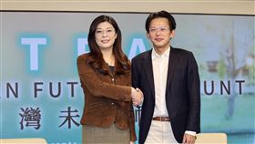 為孩童存第一桶金　藍白共推台灣未來帳戶（2）國民黨主席鄭麗文（左）與民眾黨主席黃國昌（右），25日在台北舉行 「搶救少子國安危機 TFA 助台灣一臂之力！」記者會，宣布兩黨共推國民帳戶「台灣未來帳戶」，協助12歲以下孩童累積人生第一桶金。中央社記者王飛華攝　114年12月25日