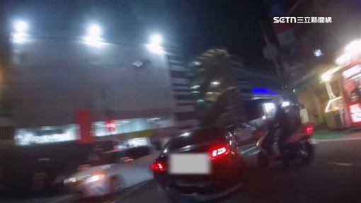 男藏毒拒檢衝撞警車逃　街頭上演警匪追逐