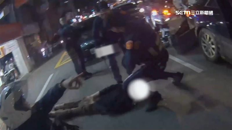 桃園中壢24日上演警匪追逐，警方攔查詭異車輛時，駕駛拒檢、衝撞警車，最終警方成功把人壓制逮捕