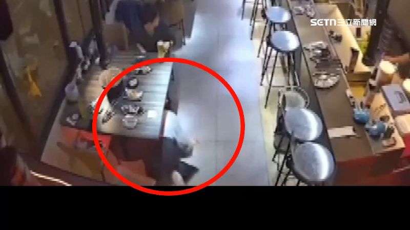 客人嚇得躲到桌下