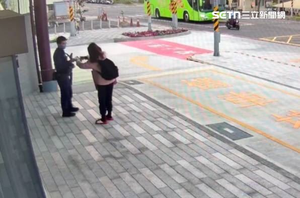 女高中生上前地上手寫卡片，感謝員警守護。（圖／翻攝畫面）
