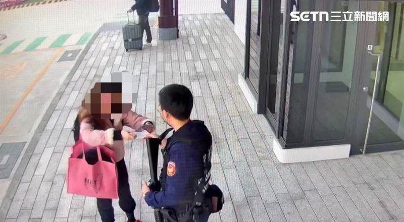 永康分局鹽行派出所員警邱柏穎駐守轉運站時，突然出現一名女高中生上前送暖。（圖／翻攝畫面）