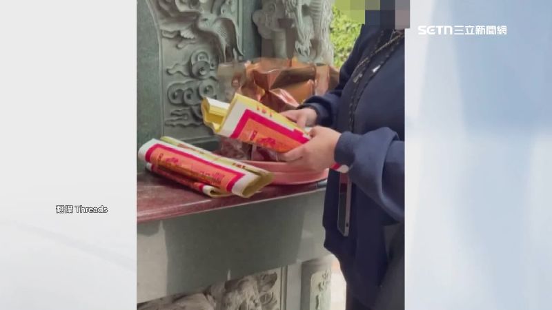 今年初，有信眾在三重宮廟金爐偷燒元寶