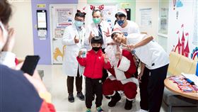 勤明慶、蘇文儒、廖偉皓化身聖誕老人送禮。（圖／高雄全家海神提供） 