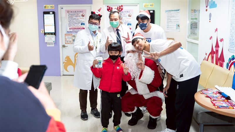 勤明慶、蘇文儒、廖偉皓化身聖誕老人送禮。（圖／高雄全家海神提供）