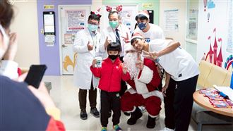 高雄全家海神聖誕送暖！　赴高醫探望病童