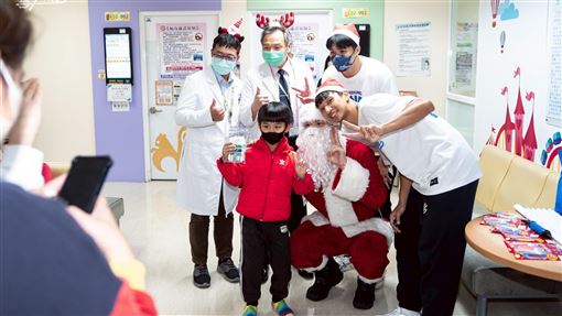 高雄全家海神聖誕送暖！　赴高醫探望病童