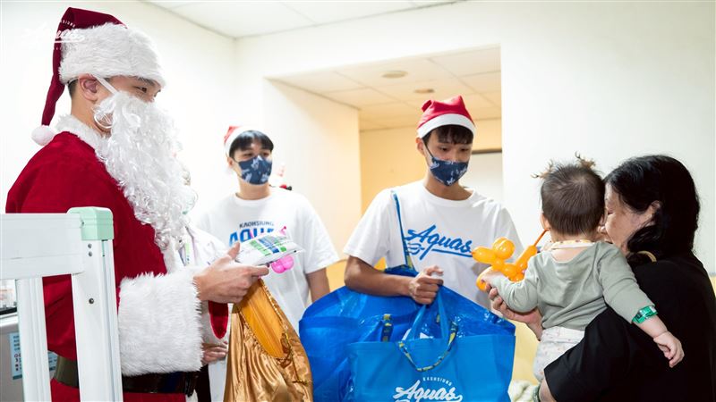 勤明慶、蘇文儒、廖偉皓化身聖誕老人送禮。（圖／高雄全家海神提供）