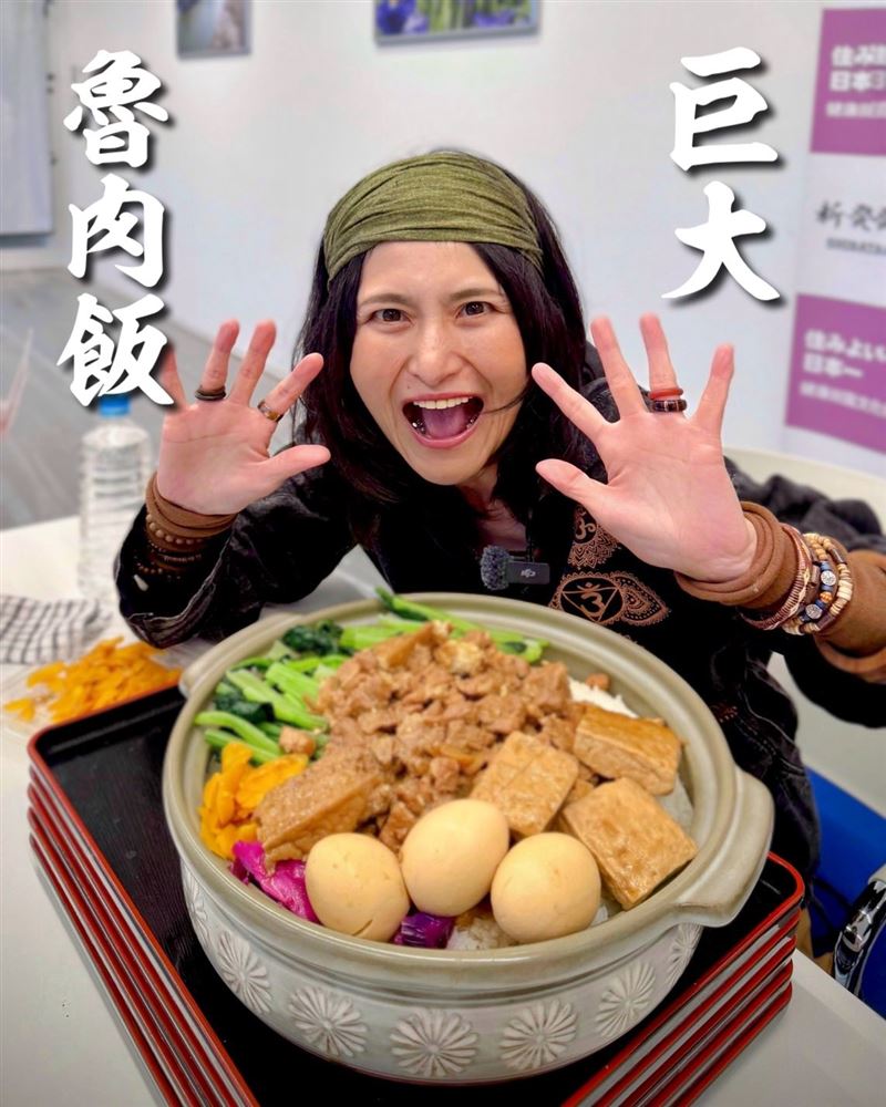 Angela佐藤在台灣吃「巨大魯肉飯」。（圖／翻攝自アンジェラ佐藤-砂糖 臉書）