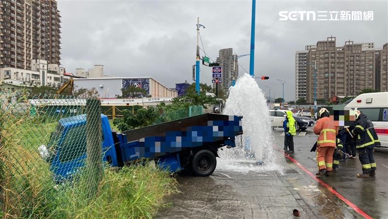 新北八里貨車失控撞斷消防栓，水柱瞬間噴發。（圖／翻攝畫面）