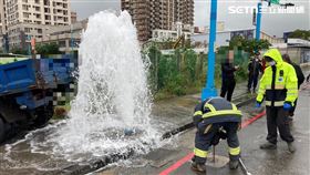 新北,八里,違規迴轉,貨車,消防栓,噴水,多元計程車。（圖／翻攝畫面）