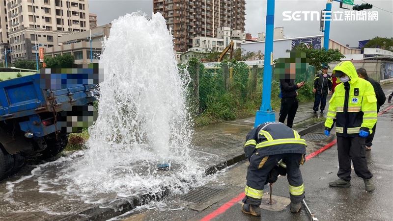 新北八里貨車失控撞斷消防栓，水柱瞬間噴發。（圖／翻攝畫面）
