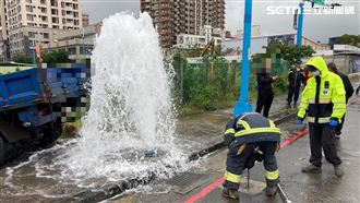 八里貨車撞斷消防栓！白色水柱噴發畫面曝