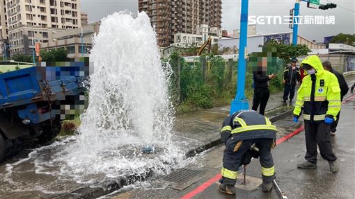 八里貨車撞斷消防栓！白色水柱噴發畫面曝