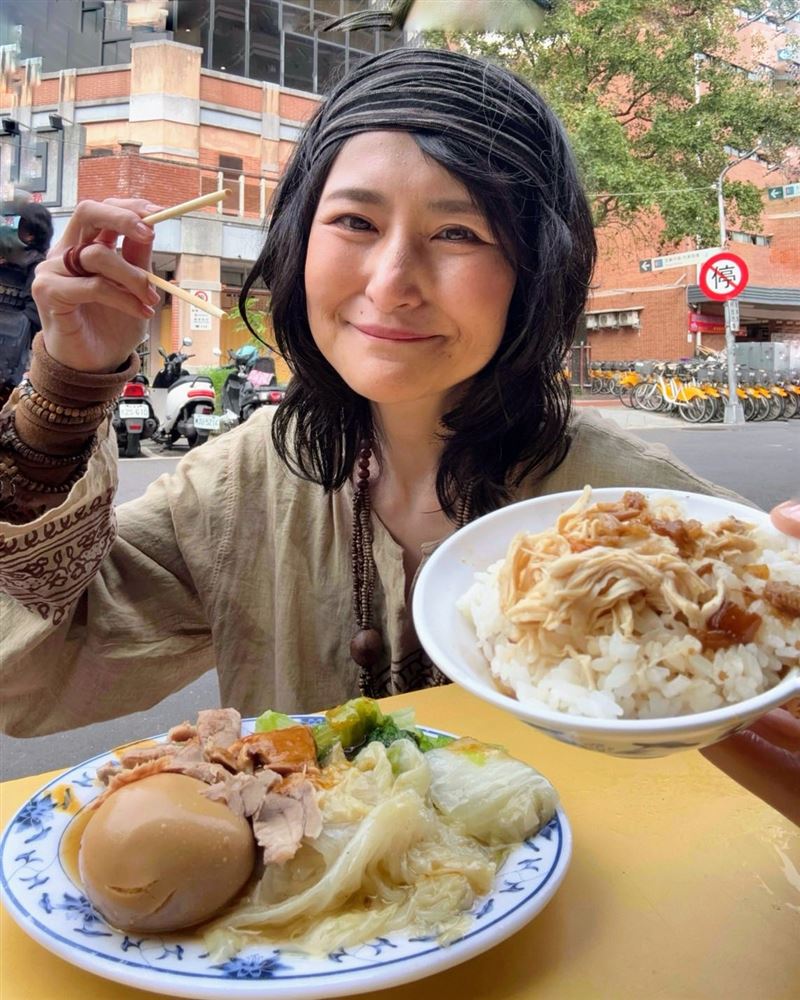 Angela佐藤品嚐的「五郎套餐」，裡面有東京電視台《孤獨的美食家》台灣篇介紹過的「永樂擔仔麵」的雞肉飯以及五種小菜。（圖／翻攝自アンジェラ佐藤-砂糖 臉書）