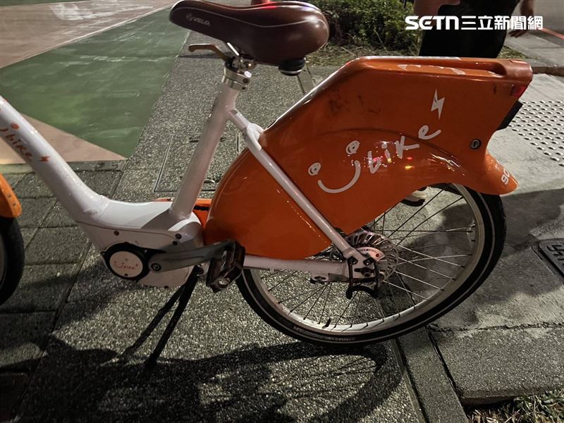 11歲男童與法拉利發生車禍，網驚：弟弟從小就有了奮鬥目標。（圖／翻攝畫面）