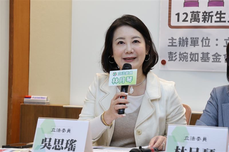 吳思瑤質疑藍白拋出的未來帳戶計畫。（圖／吳思瑤辦公室提供）