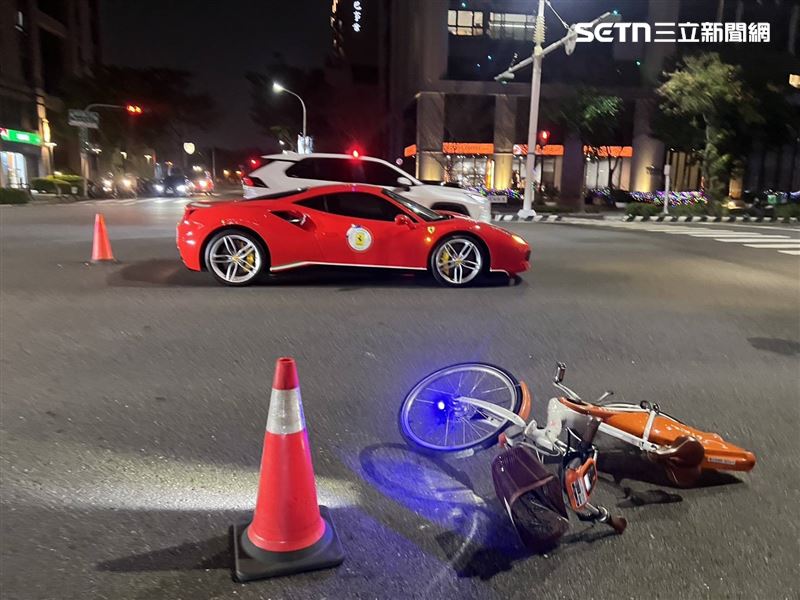 11歲男童騎Ubike與法拉利發生擦撞。（圖／翻攝畫面）