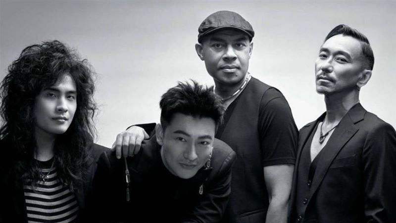 王ADEN快看！天團主唱「當場丟歌迷獻花」