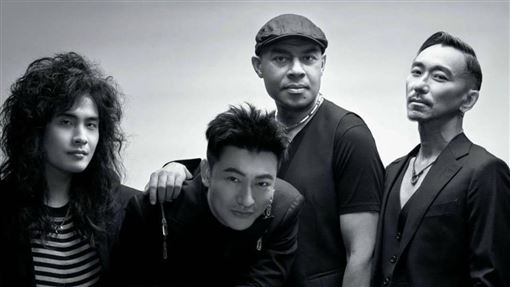 王ADEN快看！天團主唱「當場丟歌迷獻花」