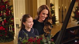 英國凱特王妃（Princess Catherine）與女兒夏綠蒂公主（Princess Charlotte）合奏鋼琴，作為25日重播耶誕頌歌活動中的驚喜片段。（圖／翻攝自IG@princeandprincessofwales）