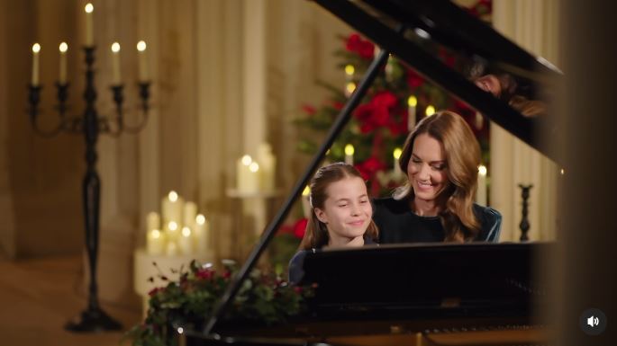 凱特王妃(右)與女兒夏綠蒂公主(左)合奏鋼琴片段曝光,讓觀眾又驚又喜。(圖/翻攝自IG@princeandprincessofwales)