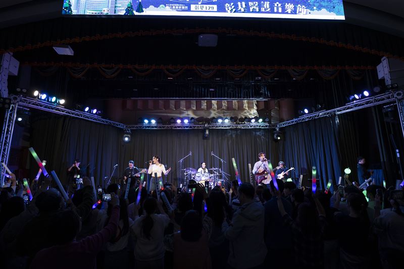 告五人嗨翻彰基。用音樂助陣釋放壓力。(圖/相信音樂提供)