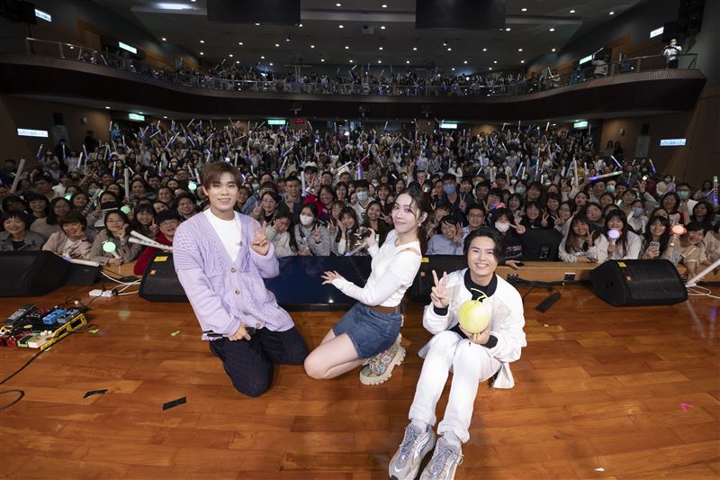 告五人嗨翻彰基。用音樂助陣釋放壓力。(圖/相信音樂提供)