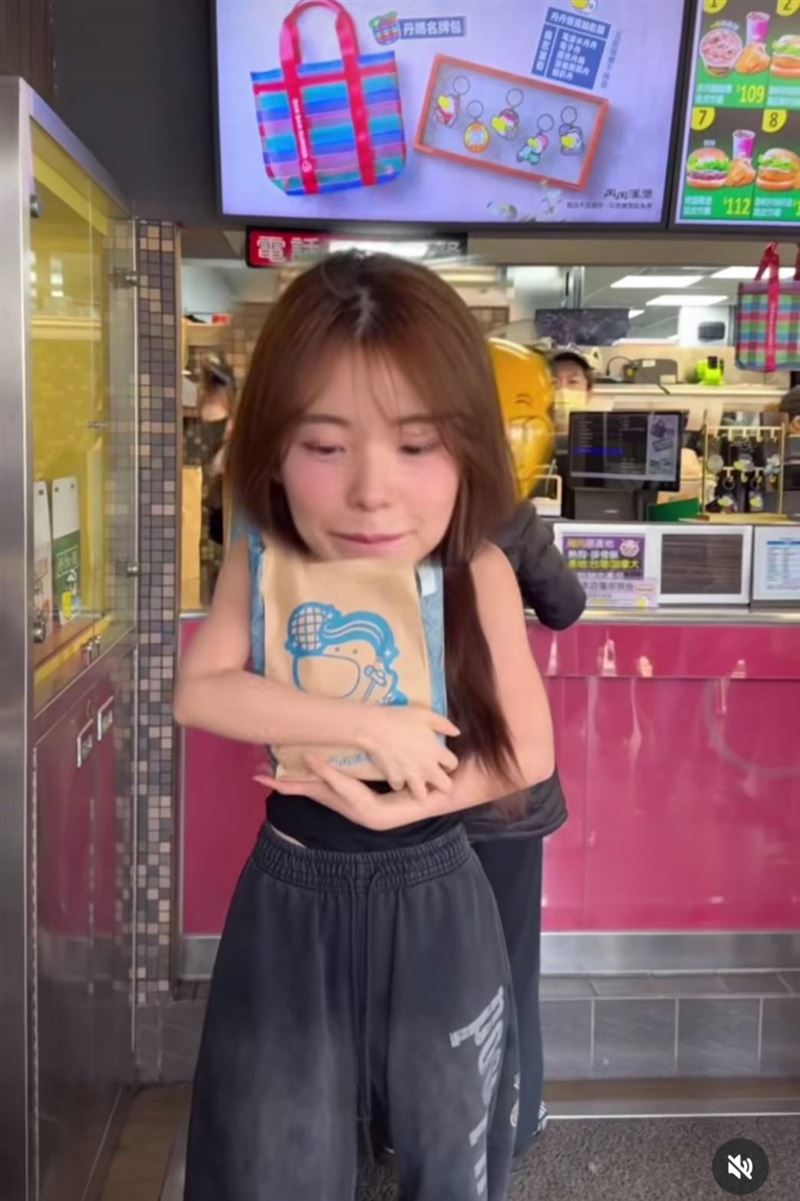 李多慧拿到商品一臉滿足。(圖/翻攝自IG@82dahyeda)