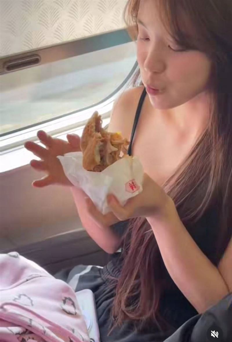 李多慧忍不住在高鐵上大啖漢堡。(圖/翻攝自IG@82dahyeda)