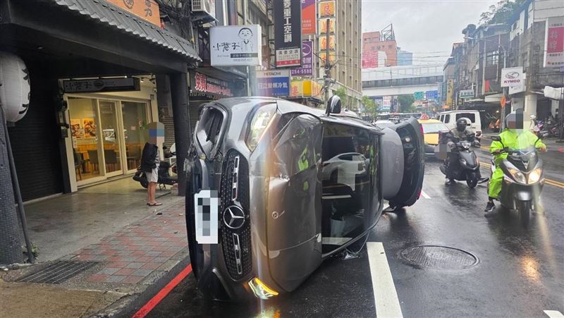 何女駕駛賓士車疑因恍神，失控撞擊路邊的電箱、整台車側翻。（圖／翻攝畫面）